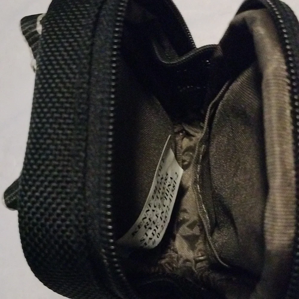 Reaction Kenneth Cole small Camara bag